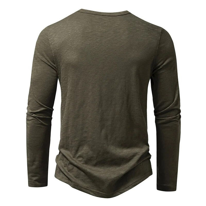 Rückansicht des olivgrünen Langarmshirts mit schlichtem Rückenteil, rundem Halsausschnitt und gerundetem Saum. 6