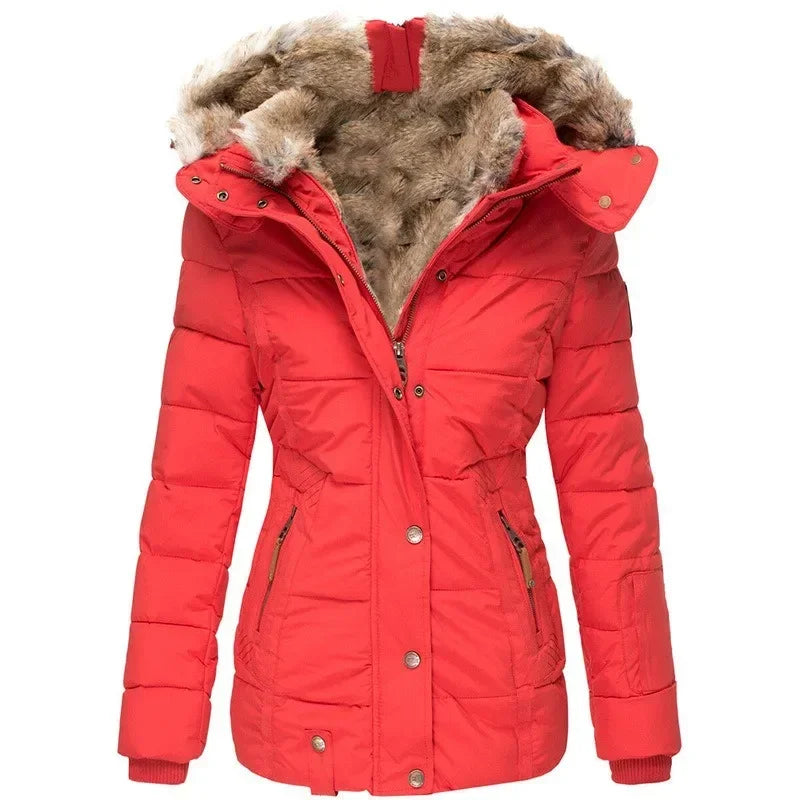 Roter Steppparka in der Frontansicht, mit Kunstfellfutter in der hochgeschlagenen Kapuze und Taschen mit braunen Reißverschlusszügen. 7
