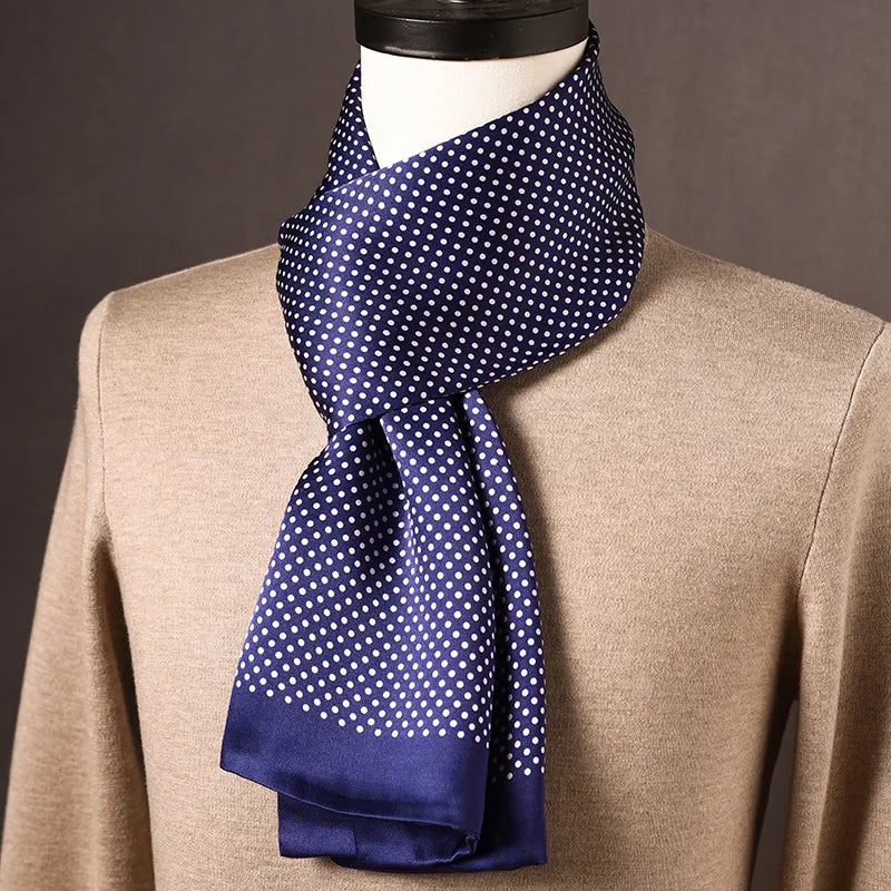 Marineblauer Seidenschal mit weißen Punkten und einfarbigem Rand, locker an einer Büste über beigem Pullover drapiert. 2