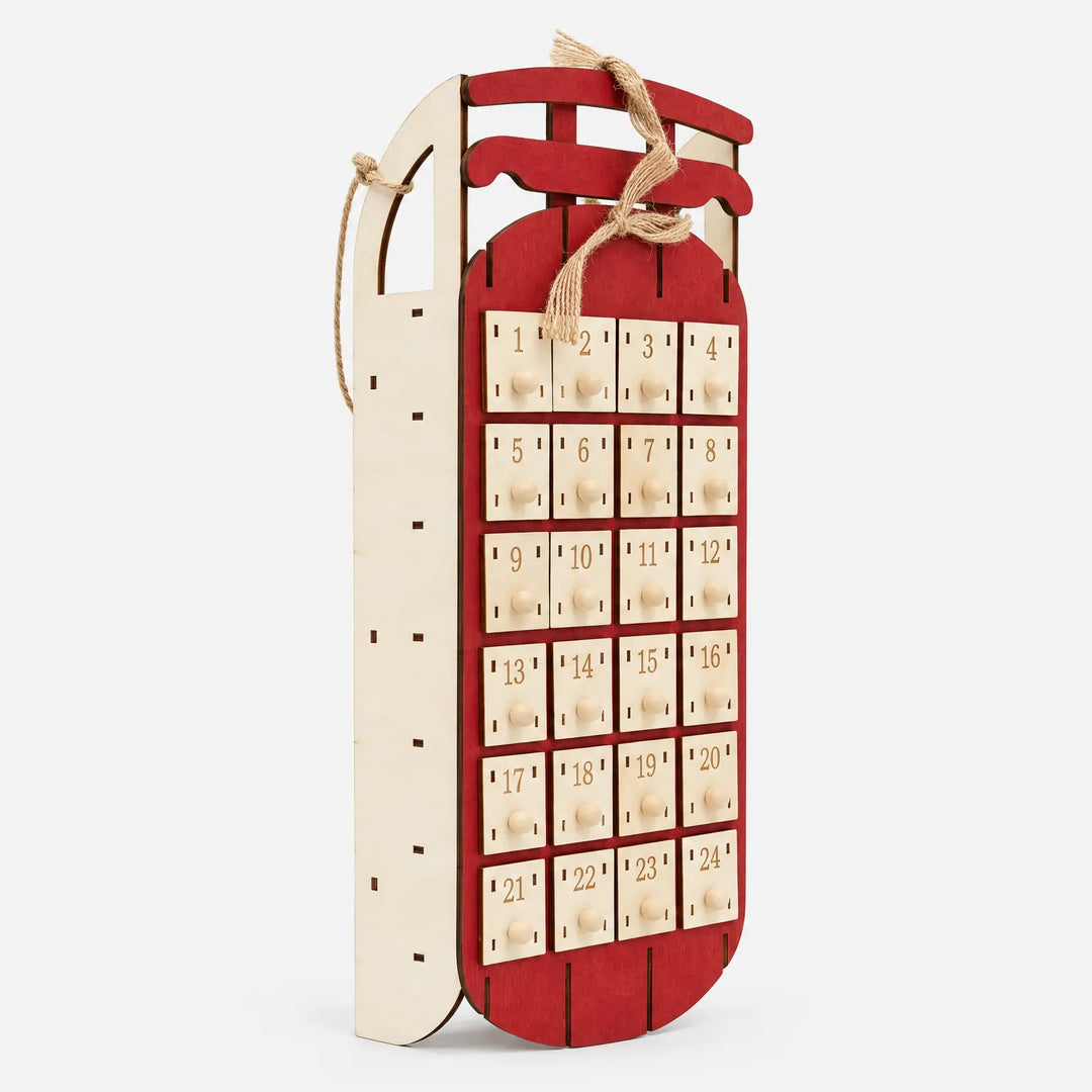 Schräge Seitenansicht des Holz-Adventskalenders, die die hellen Seitenteile aus Holz und die Tiefe des Schlittens zeigt. 3