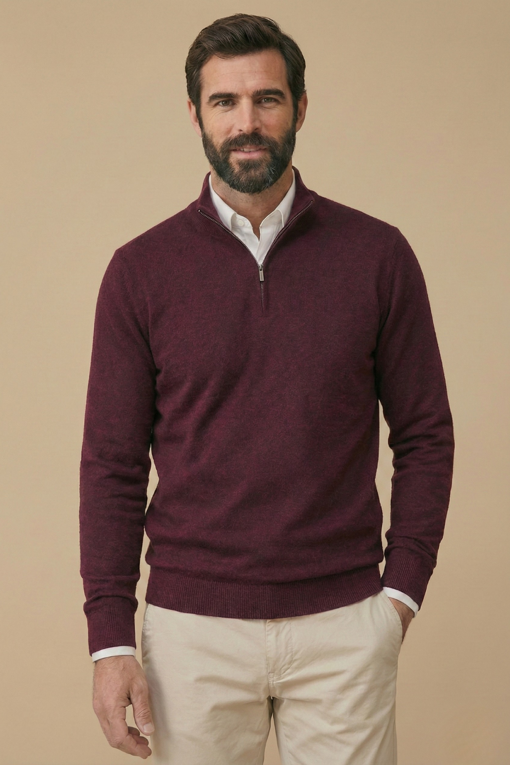 Model trägt den Pullover in meliertem Bordeauxrot über weißem Hemd, Hand in der Hosentasche 4