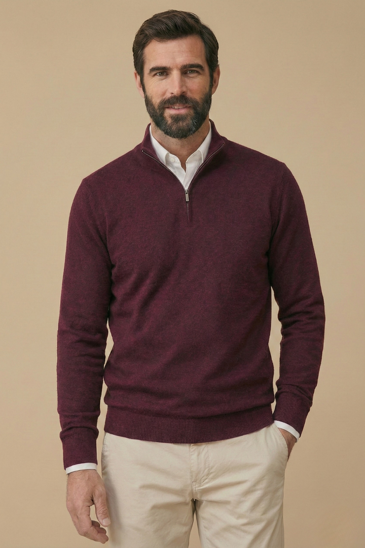 Model trägt den Pullover in meliertem Bordeauxrot über weißem Hemd, Hand in der Hosentasche 4
