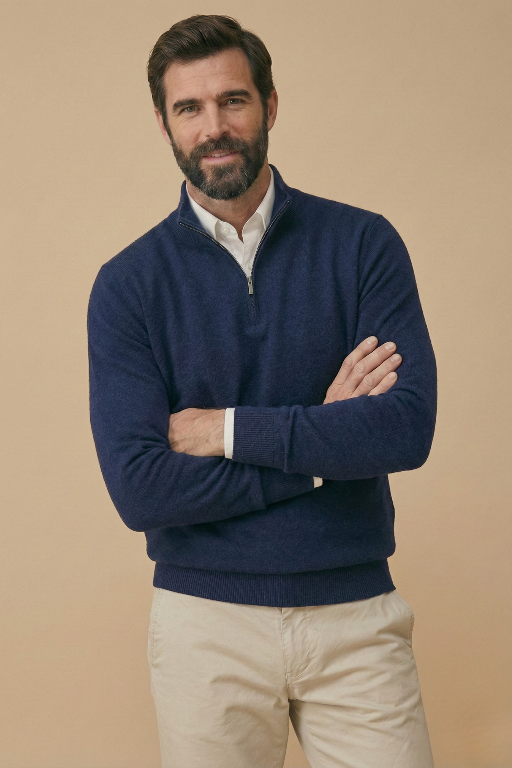Model in marineblauem Pullover mit verschränkten Armen, weiße Hemdmanschetten blitzen am Rippbund hervor 5