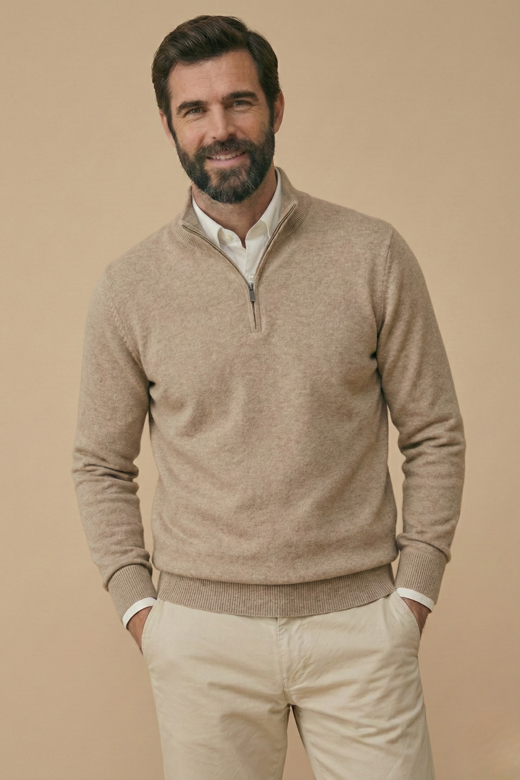 Lächelndes Model trägt den Pullover in meliertem Beige zu heller Hose, Hände in den Taschen 6