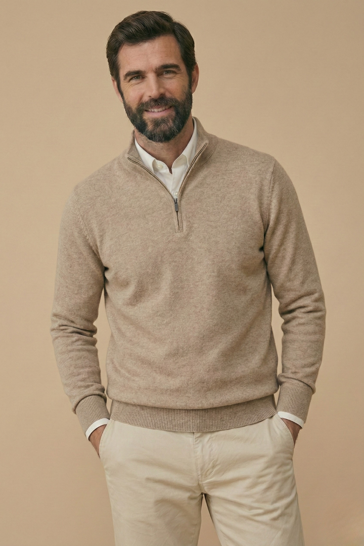 Lächelndes Model trägt den Pullover in meliertem Beige zu heller Hose, Hände in den Taschen 6