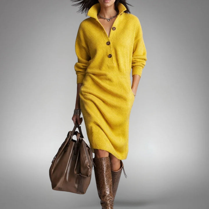 Gelbes Strickkleid mit Kragen und Knopfleiste, von vorn getragen mit brauner Tasche und Kniestiefeln 10