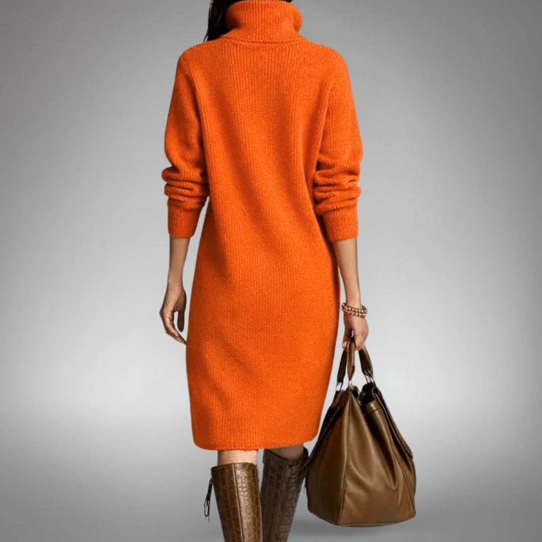 Rückansicht des orangefarbenen Strickkleids mit hohem Kragen, kombiniert mit braunen Stiefeln und Ledertasche 3
