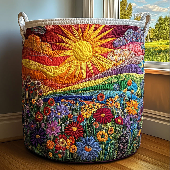 Runder Wäschekorb mit zwei Henkeln und gesteppter Sonnenaufgangs-Landschaft über einer bunten Blumenwiese, freistehend auf Holzboden vor einem Fenster. 1