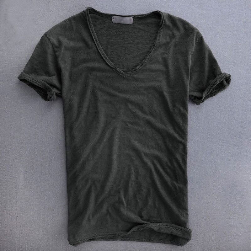 Dunkelgraues T-Shirt mit V-Ausschnitt und rohen Kanten am Halsausschnitt, flach auf grauer Fläche ausgelegt. 4