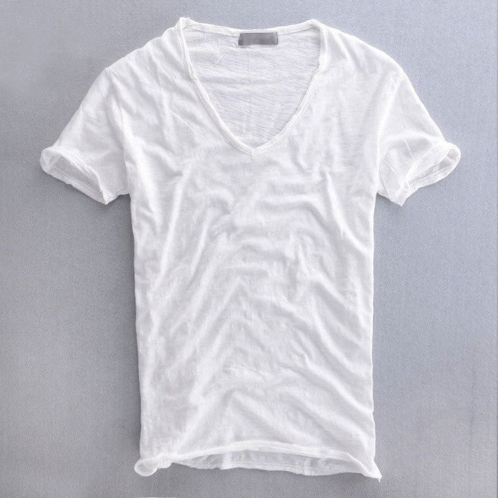 Weißes T-Shirt mit V-Ausschnitt in leichter, strukturierter Flammgarn-Optik, flach liegend, mit umgekrempelten Ärmeln und Saum. 2