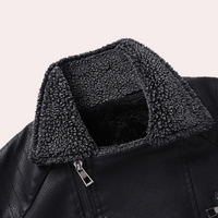 Schwarze Lederjacke mit grauem Kunstfellkragen, Reißverschluss, modisch, warm, Herrenbekleidung.