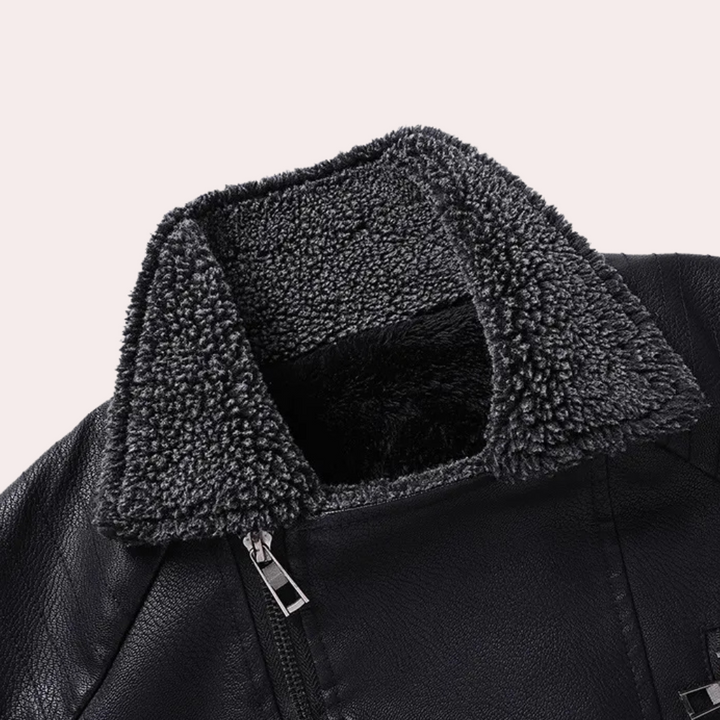 Schwarze Lederjacke mit grauem Kunstfellkragen, Reißverschluss, modisch, warm, Herrenbekleidung.