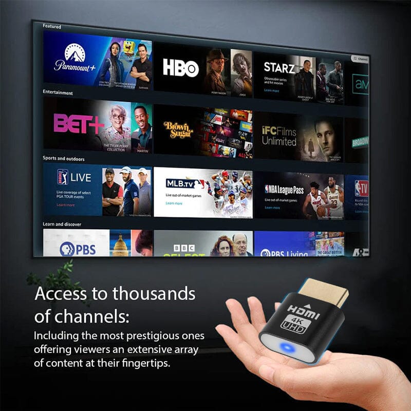 Hand hält den schwarzen Stecker vor einem Fernseher, dessen Bildschirm eine Übersicht mit vielen Streaming-Kanälen zeigt. 5