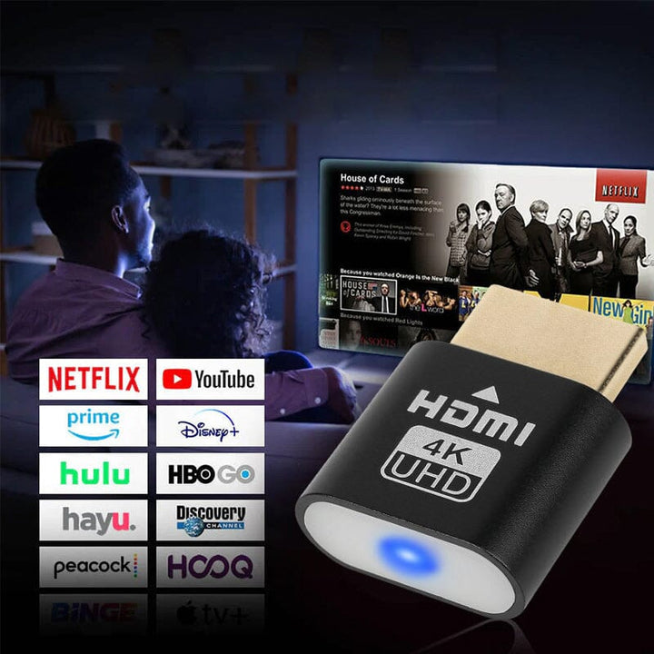 Paar sitzt abends vor dem Fernseher mit einer Serie, im Vordergrund der schwarze Stecker und Logos mehrerer Streaming-Dienste. 8