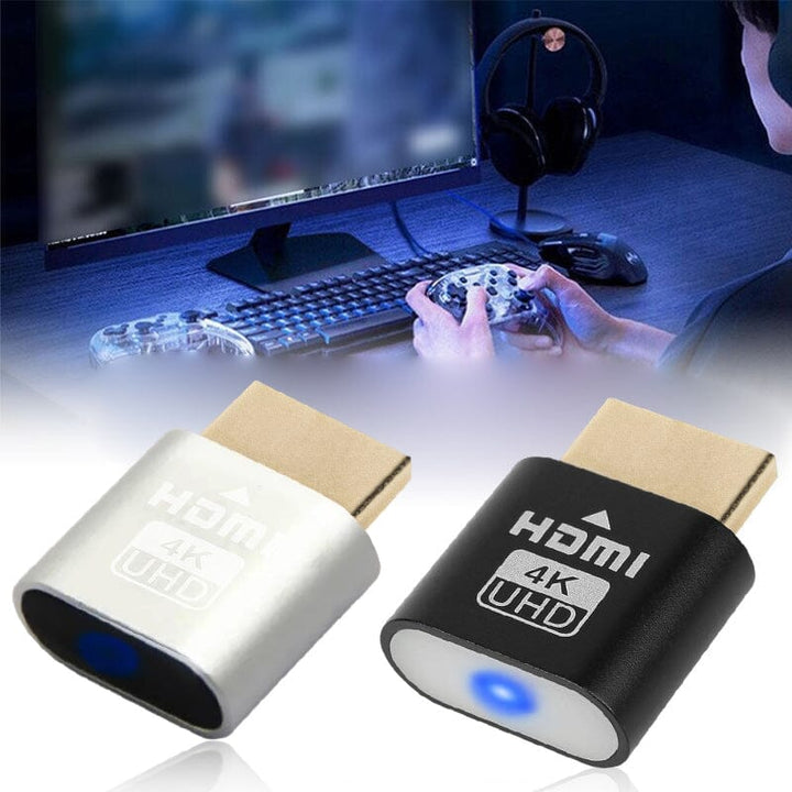 Schwarzer und silberner HDMI-Stecker nebeneinander, im Hintergrund eine Person mit Controller an einem Gaming-Arbeitsplatz mit Monitor und Headset. 10