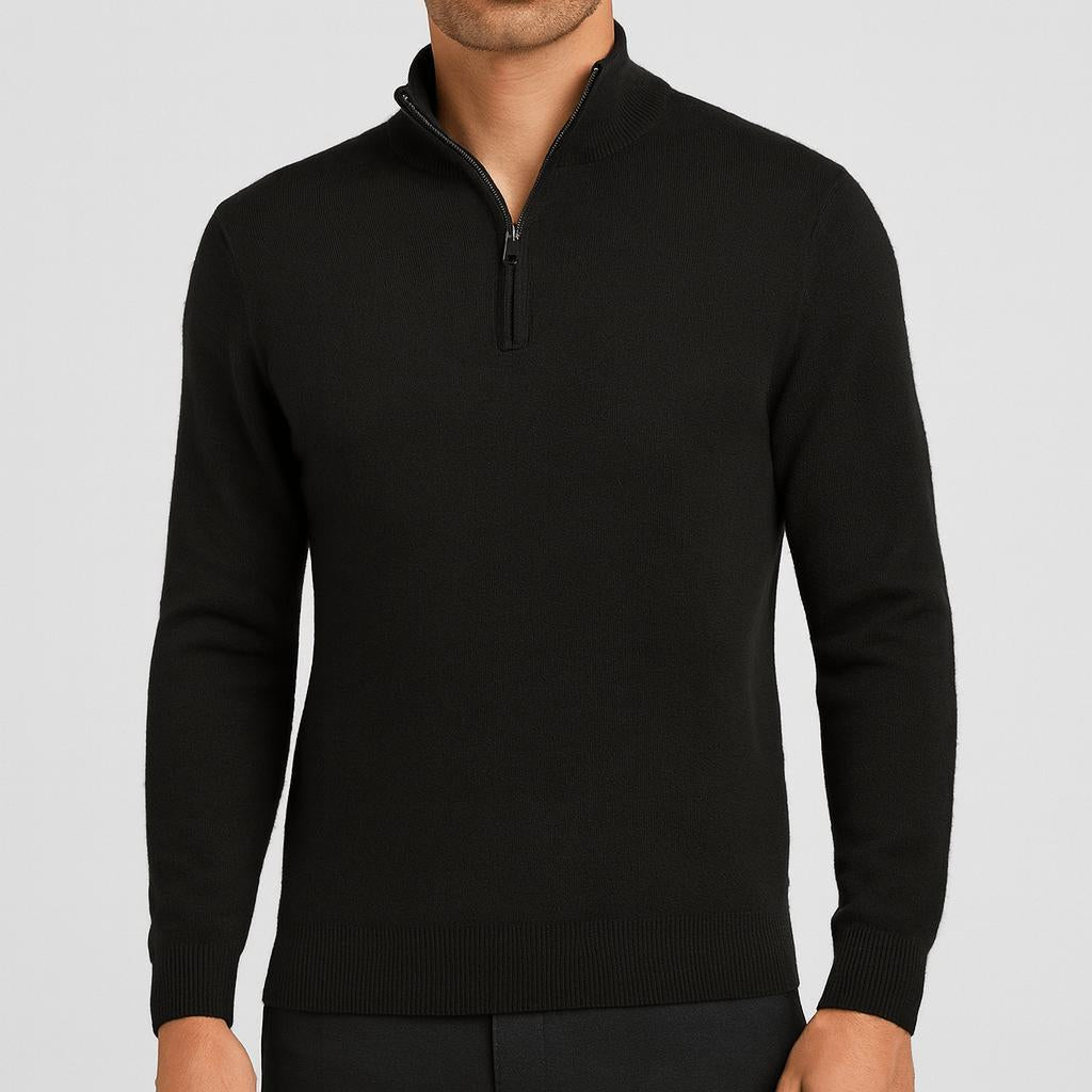Mann trägt den schwarzen Pullover mit Stehkragen und Reißverschluss zu dunkler Hose, Oberkörper in Frontansicht. 11