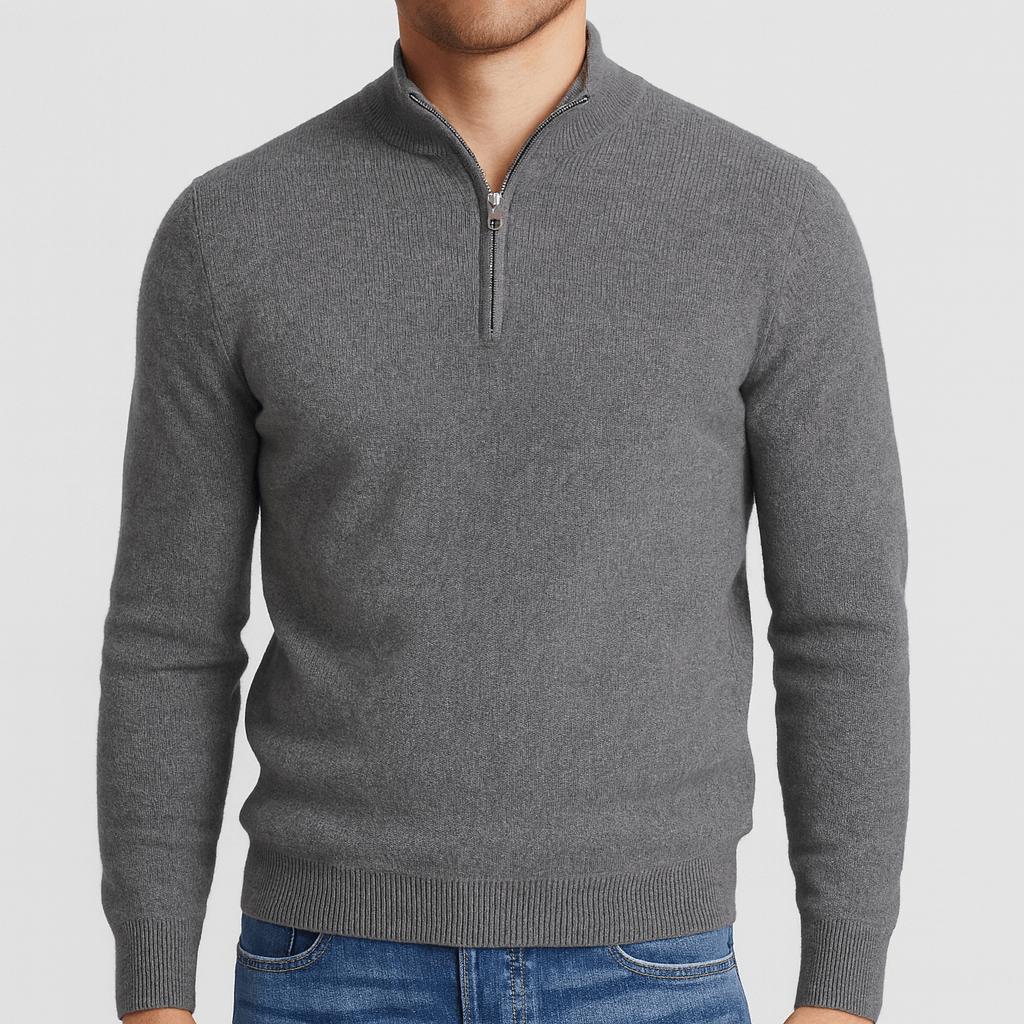 Mann trägt den Pullover in Grau mit Stehkragen und kurzem Reißverschluss, dazu blaue Jeans. 4