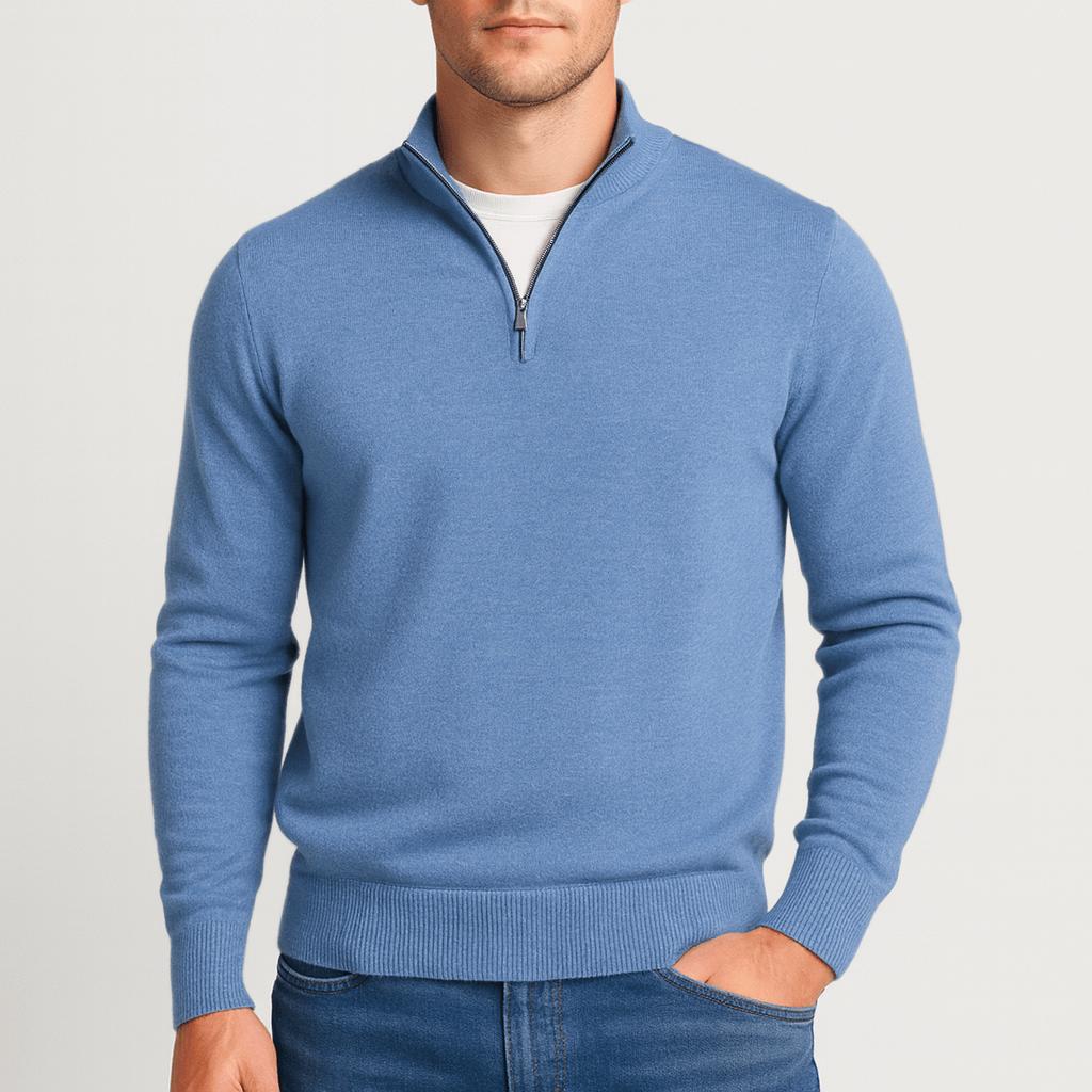 Blauer Pullover mit Stehkragen und Reißverschluss, der Mann hat eine Hand in der Jeanstasche, Frontansicht. 13