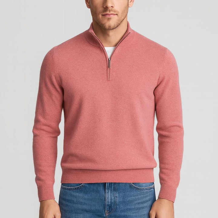 Pullover in Altrosa mit Stehkragen und kurzem Reißverschluss, von einem Mann zu Jeans getragen, Frontansicht. 14