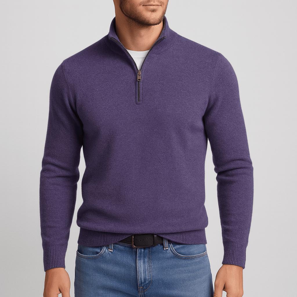 Violetter Pullover mit Stehkragen und Reißverschluss, getragen mit blauer Jeans und dunklem Gürtel, Frontansicht. 15
