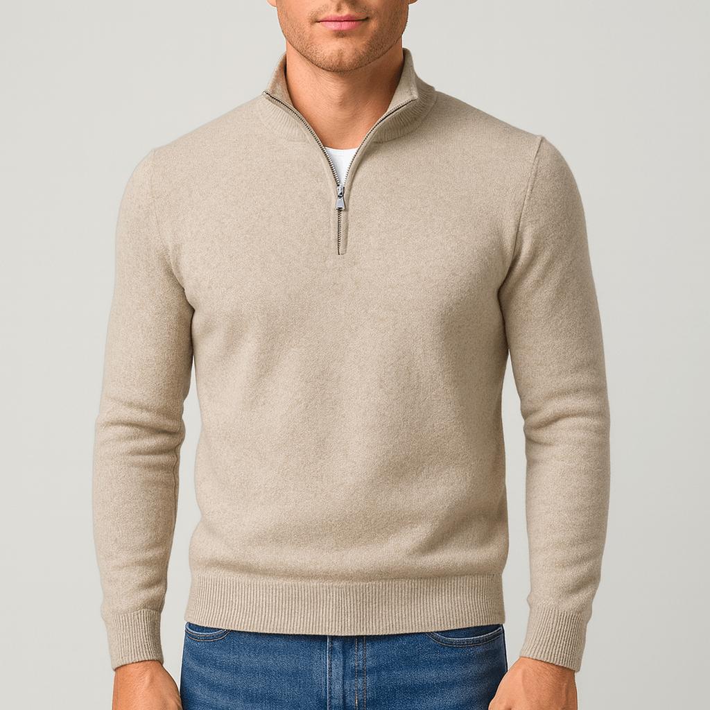 Beiger Pullover mit Stehkragen und kurzem Reißverschluss, von einem Mann zu blauer Jeans getragen, Frontansicht. 9