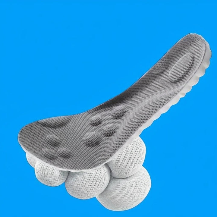 Graue Einlegesohle mit Mesh-Oberfläche und Massagenoppen, die auf mehreren weichen, runden Kissen aufliegt, vor blauem Hintergrund. 7