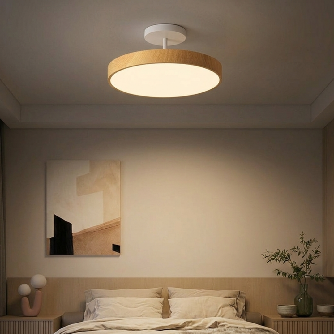 Helle Holzoptik-Leuchte mit weißer Halterung über einem Doppelbett in einem gemütlich eingerichteten Schlafzimmer mit Wandbild. 7