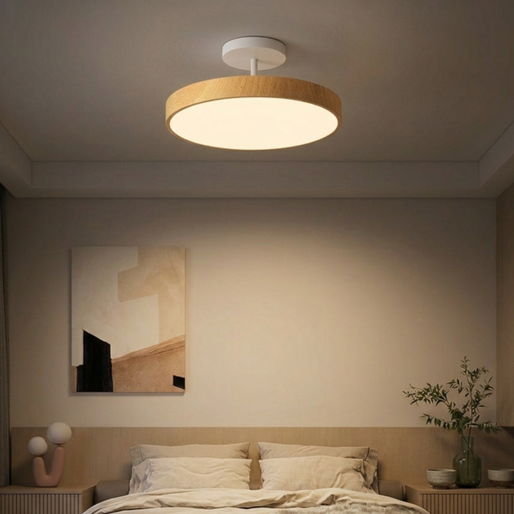 Helle Holzoptik-Leuchte mit weißer Halterung über einem Doppelbett in einem gemütlich eingerichteten Schlafzimmer mit Wandbild. 7