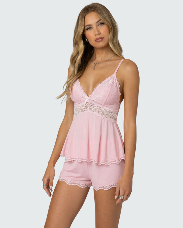 Rosa Trägeroberteil mit Spitzenbesatz und passende Shorts am Model, leicht seitlich fotografiert 2