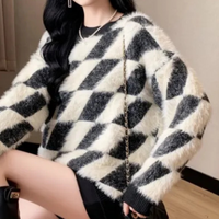 Schwarz-weißer Karopullover Damen, flauschig, modisch, Herbstmode, Strick, warm.