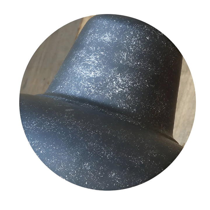 Detailaufnahme des Lampenschirms mit rauer, dunkelgrauer Oberfläche und hellen Sprenkeln, die den antiken Look zeigen, im runden Bildausschnitt. 8