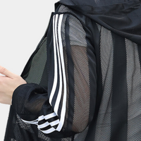 Schwarze Netzjacke mit weißen Streifen, sportlich, atmungsaktiv, modisch, Damenbekleidung.