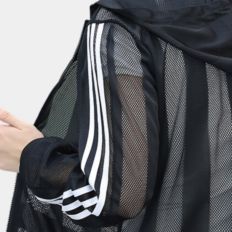 Schwarze Netzjacke mit weißen Streifen, sportlich, atmungsaktiv, modisch, Damenbekleidung.