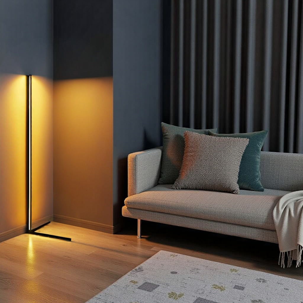 Gelb-orange strahlende Stehlampe an blaugrauer Wand neben einem grauen Sofa mit Kissen und einem Teppich 11