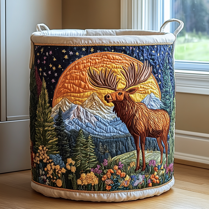 Gesteppter Korb mit Elch vor großem orangem Mond, Sternenhimmel, Bergen und bunter Blumenwiese, mit cremefarbenem Rand und Futter. 8