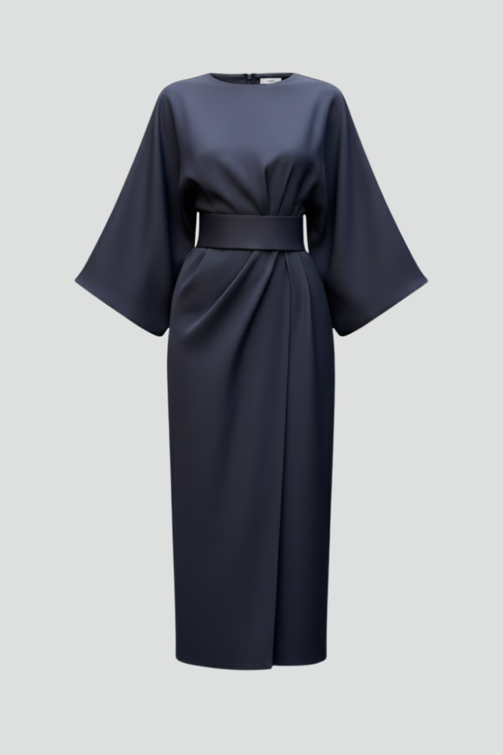Dunkelblaues Kleid frontal auf hellgrauem Hintergrund ohne Model, mit breitem Gürtel und gerafftem Wickelrock 1