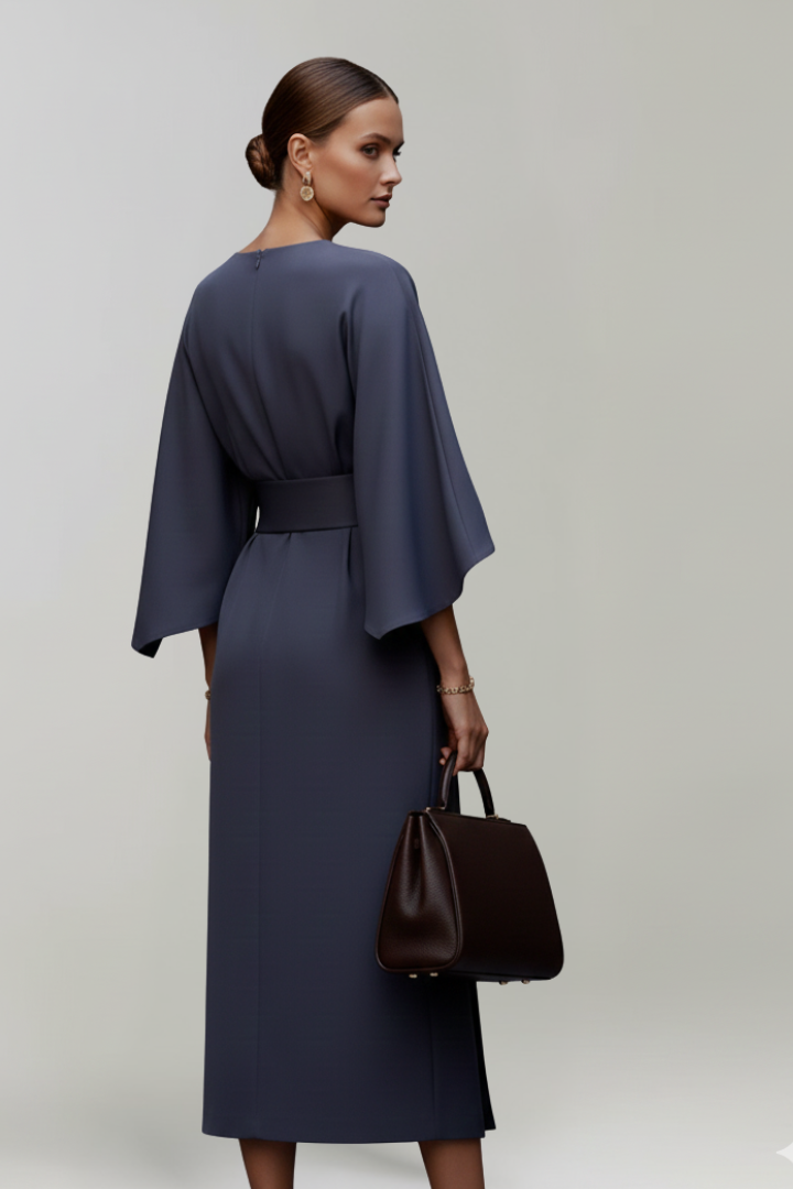 Model in dunkelblauem Kleid von hinten, mit Reißverschluss im Nacken und weiten Ärmeln 4