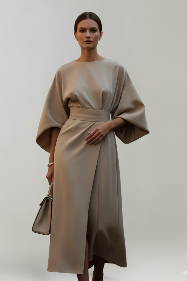 Model in beigem Kleid frontal, eine Hand an der Taille, mit weiten Ärmeln und Gürtel 6