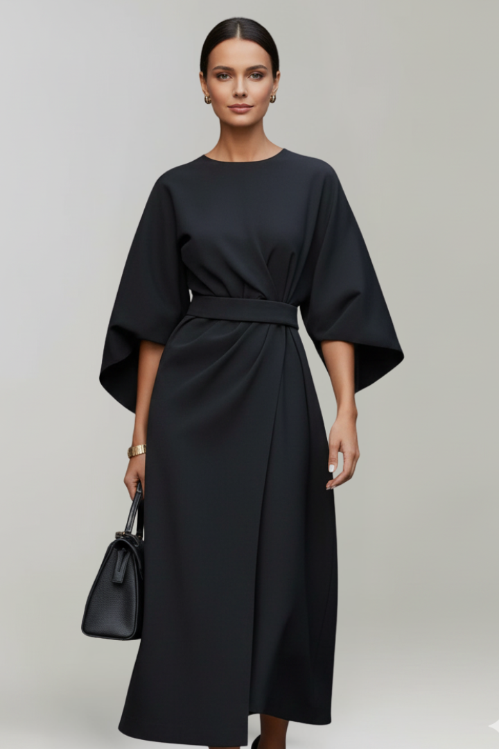 Model in schwarzem Kleid frontal, mit schwarzer Handtasche und weiten, ellbogenlangen Ärmeln 7