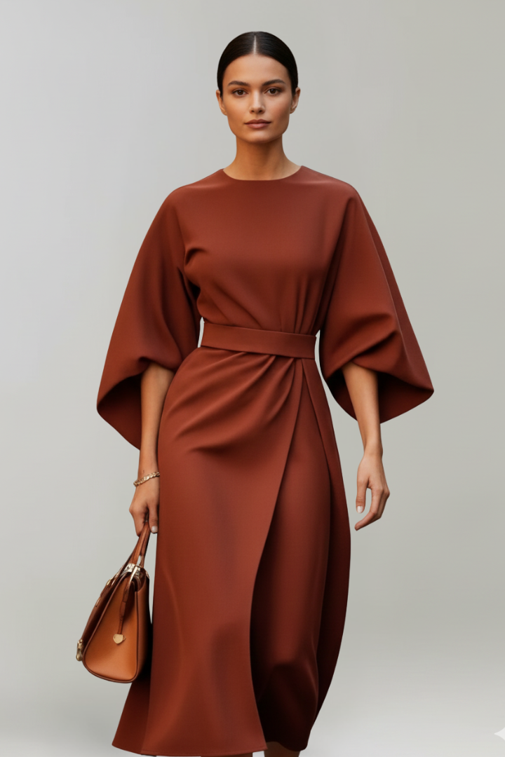 Model in rostrotem Kleid frontal, mit brauner Handtasche, Gürtel und weiten Ärmeln 8