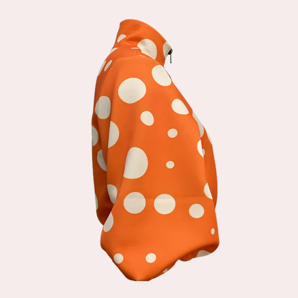 Orangefarbener Pullover mit weißen Punkten, modisches Design, Damenmode, Herbstkleidung.