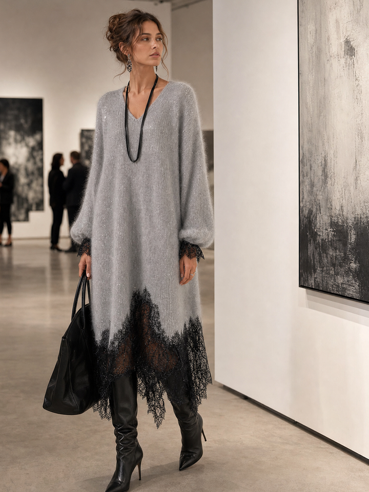 Model im grauen Strickkleid mit Spitzensaum in einer Kunstgalerie, seitlich blickend, mit schwarzen Stiefeln und Tasche 3
