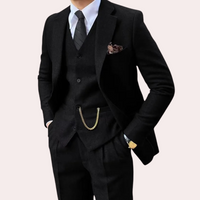 Eleganter schwarzer Herrenanzug mit Weste, Krawatte und Einstecktuch, ideal für formelle Anlässe.