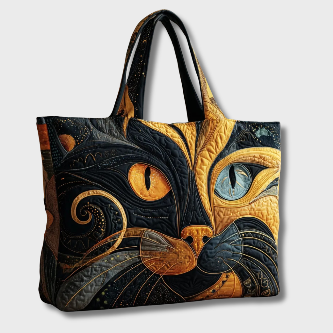 Seitlich fotografierte Tasche mit Katzenmotiv, orangefarbenem und blauem Auge, vor hellgrauem Hintergrund freigestellt 2