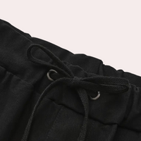 Schwarze Jogginghose mit Kordelzug, bequem, sportlich, Baumwolle, Freizeitkleidung.