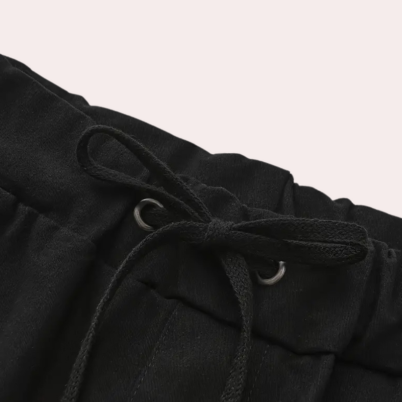 Schwarze Jogginghose mit Kordelzug, bequem, sportlich, Baumwolle, Freizeitkleidung.