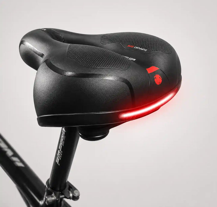 Heckansicht des Sattels auf der Sattelstütze, die rote Reflektorleiste leuchtet deutlich auf. 15