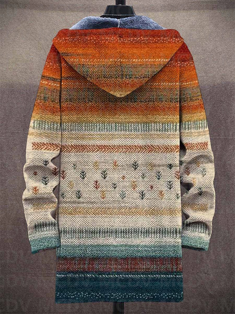 Rückansicht der langen Kapuzenstrickjacke auf der Schneiderpuppe mit horizontalen Streifen, Baummuster und Farbverlauf von 2
