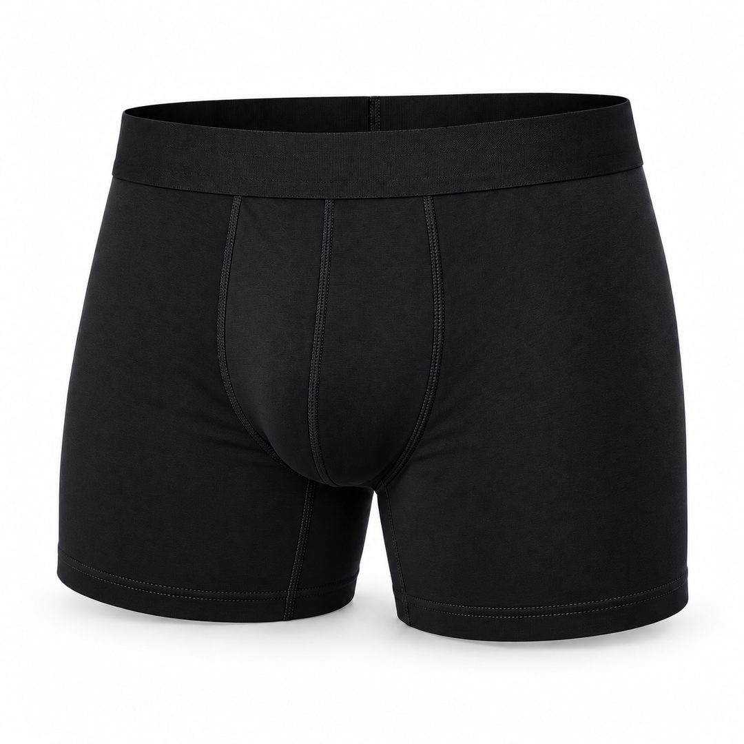 Einzelne schwarze Boxershorts in der Vorderansicht mit breitem Bund und Ziernähten vor weißem Hintergrund. 13