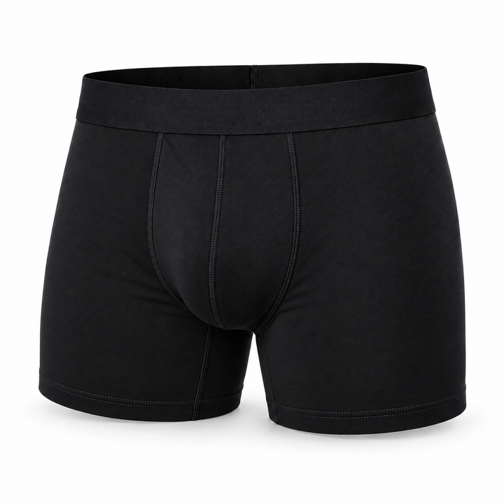 Einzelne schwarze Boxershorts in der Vorderansicht mit breitem Bund und Ziernähten vor weißem Hintergrund. 13